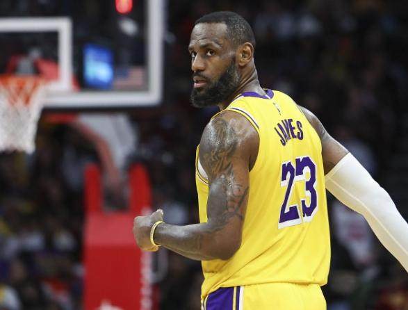 【现场】洛城德比詹姆斯发威 湖人强势逆转快艇