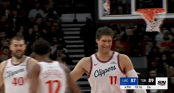 球探体育比分-快船使出双塔战术，大洛三分命中后快船打出8-0打停猛龙