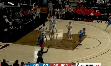 球探体育比分-杨瀚森再次轻松抢到防守篮板，目前个人已抢到16个篮板